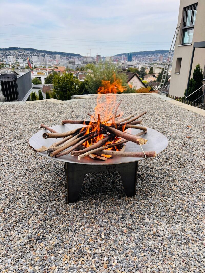 Feuerschale auf Sockel aus Cortenstahl